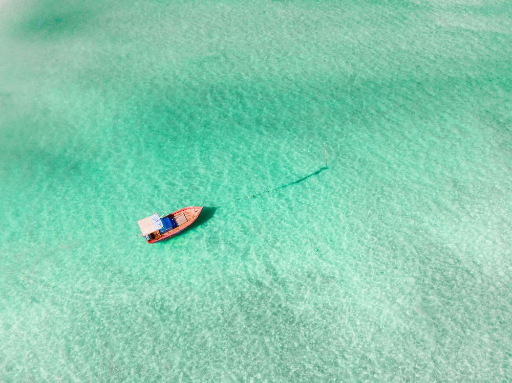 静谧蓝调：航拍热带海域小船