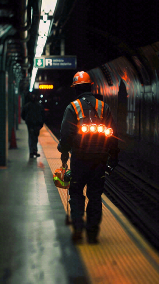 劳动的工人安全帽工作劳动节摄影图