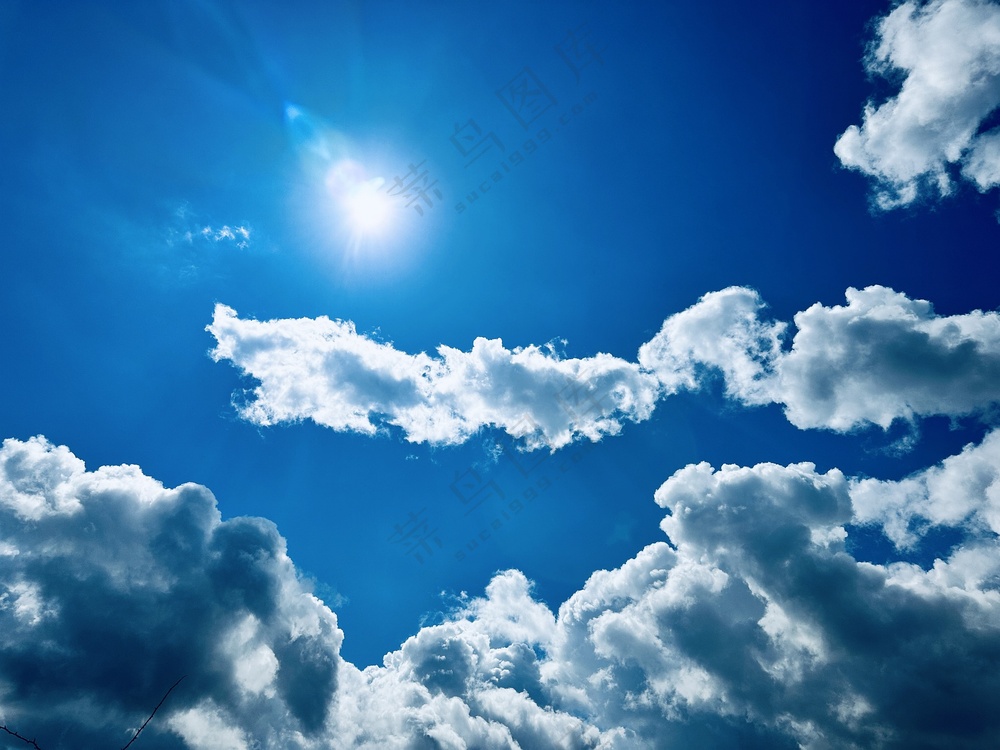 蓝色天空烈日白云图片
