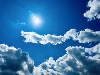 蓝色天空烈日白云图片