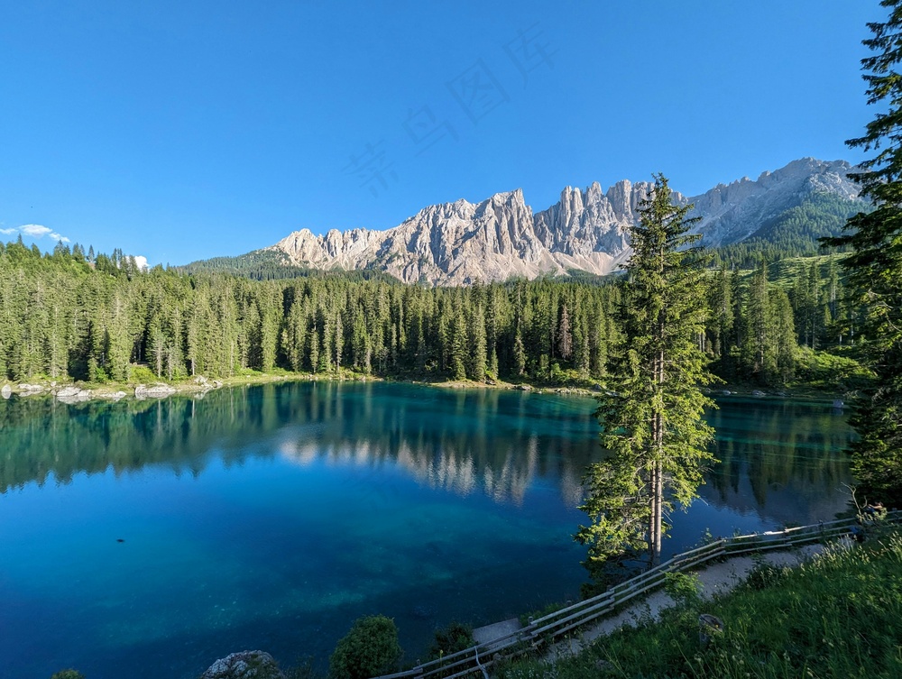 翠绿草地蓝湖景·高山宁静风·绿蓝灰交织·屏保美图
