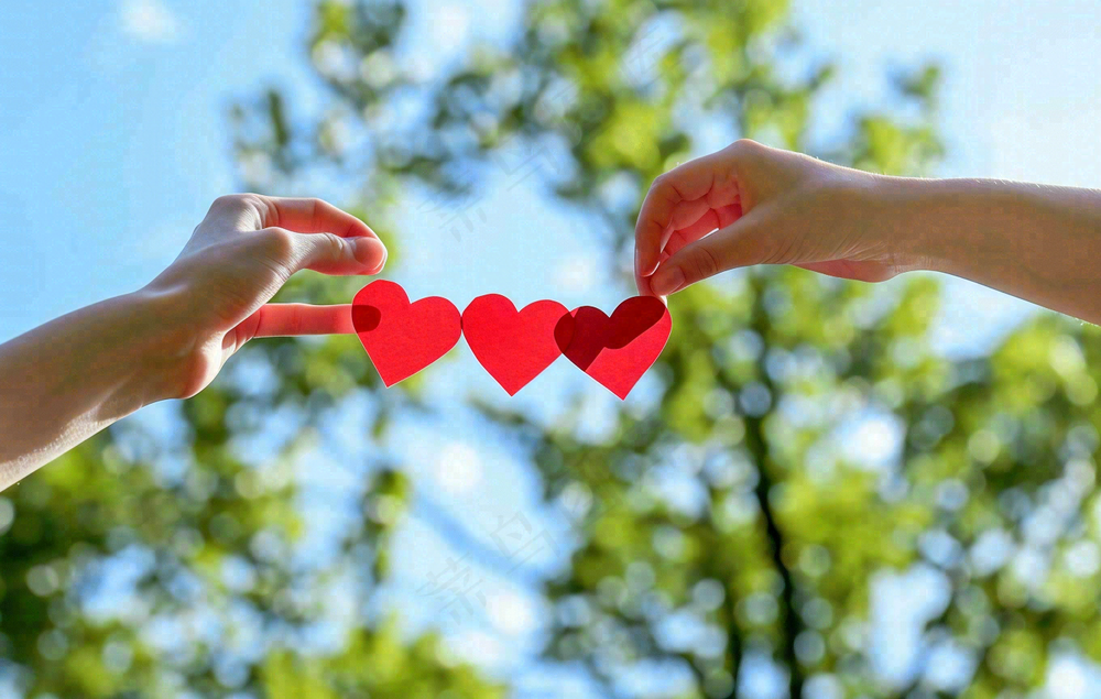 手拿红色爱心比心场景阳光唯美小清新情人节七夕摄影图