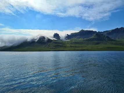 宁静水域倒影美·自然田园风·蓝绿交织色·心灵休憩图 宁静水域倒影美·自然田园风·蓝绿交织色·心灵休憩图