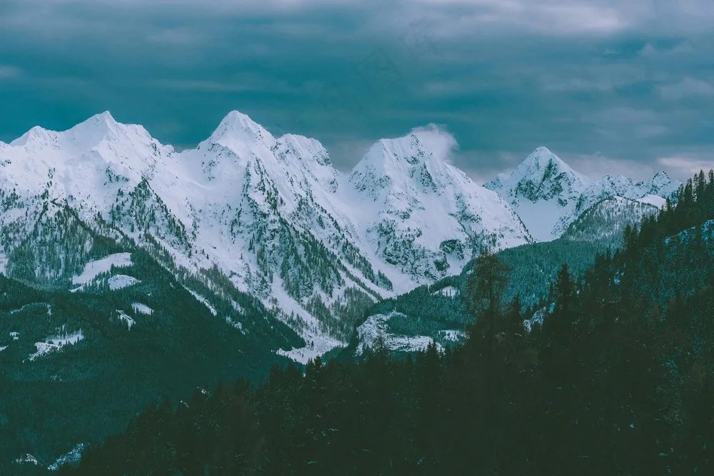 雪峰之巅，云雾缭绕