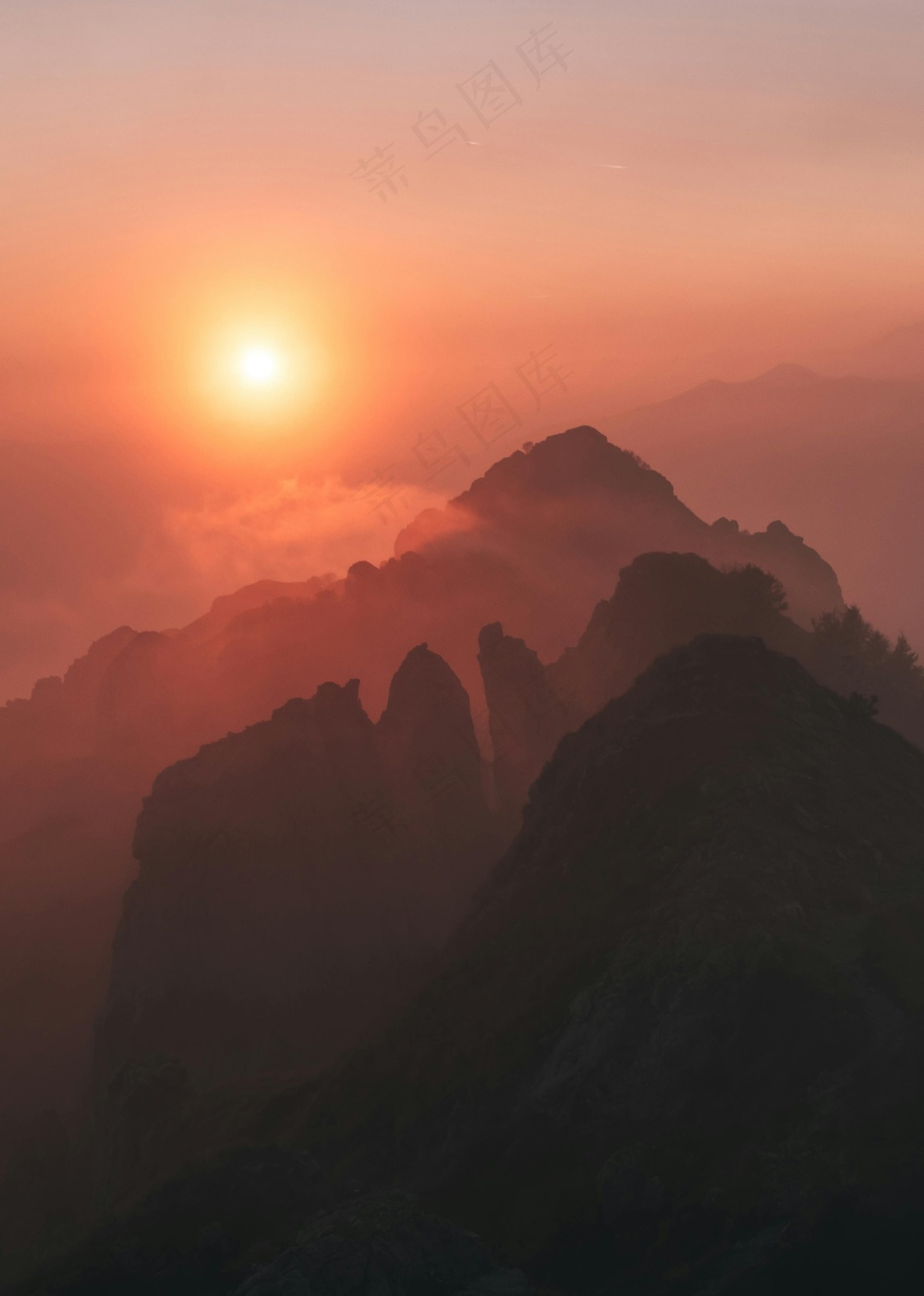 日出峰峦霞光图·瑰丽自然·橙粉蓝调·壁画珍藏
