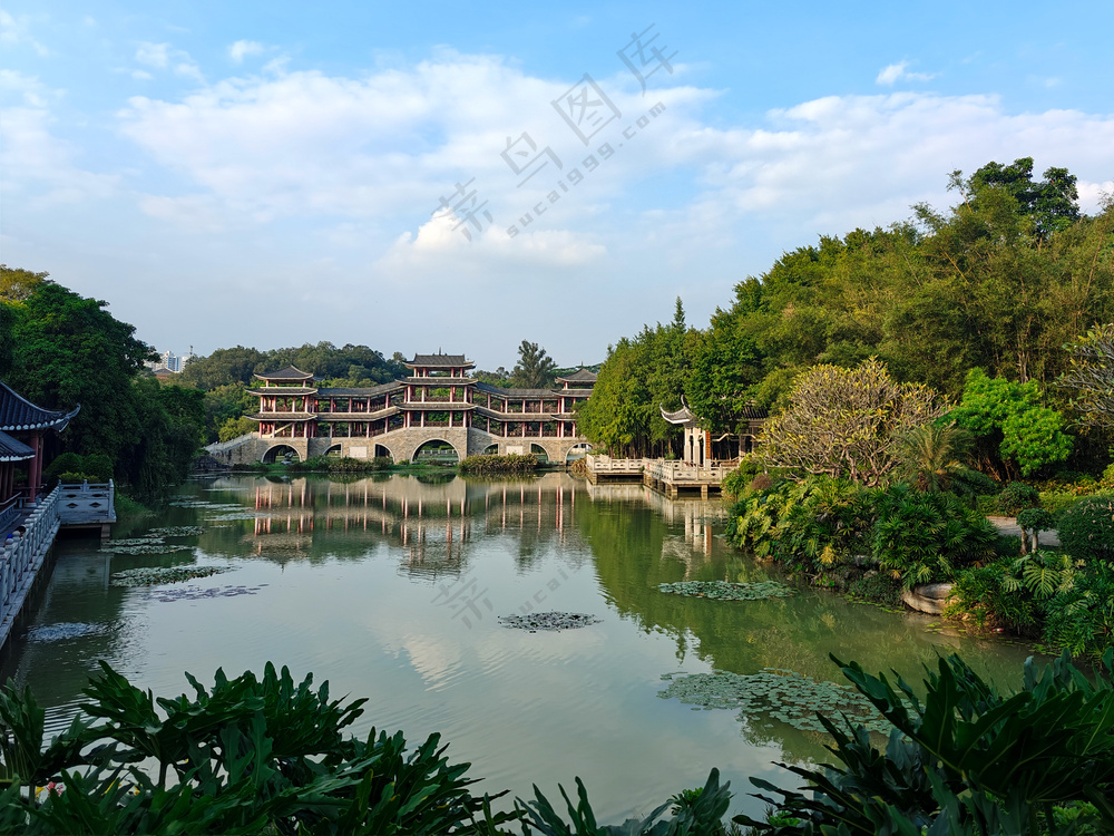 人工湖湖水中式风雨桥楼阁蓝天白云绿色植物公园