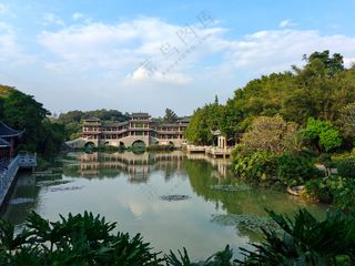 人工湖湖水中式风雨桥楼阁蓝天白云绿色植物公园