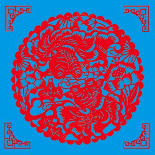 红色圆形莲年有鱼剪纸