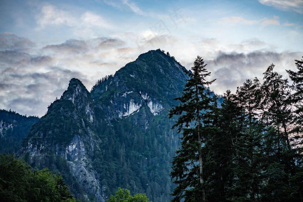 静谧山峦：写实风格自然风景摄影