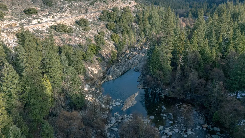 静谧山涧，蓝河映翠