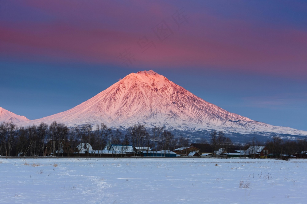 暮光下的富士山之巅
