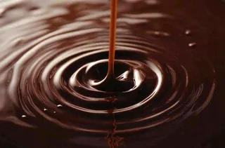 融化的黑巧巧克力美食摄影图