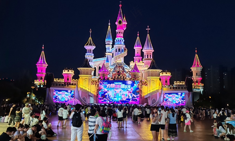 夜色下的彩色城堡