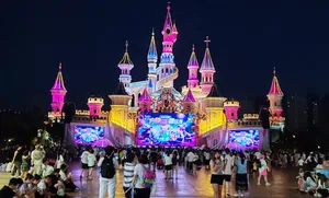 夜色下的彩色城堡