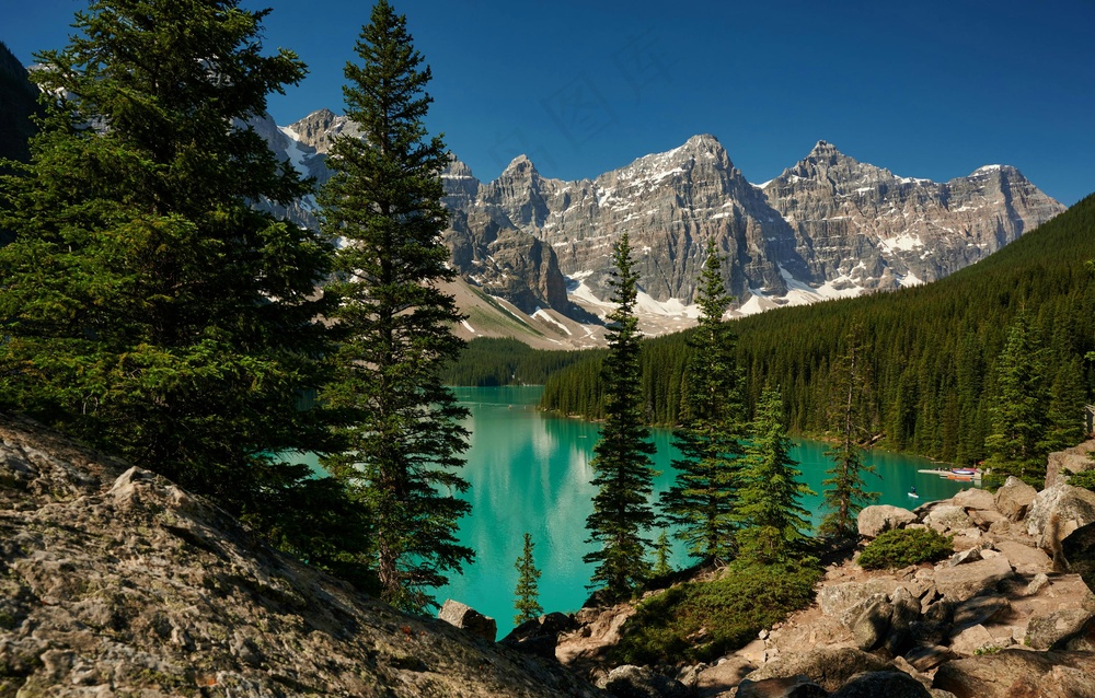雪山翠湖自然景·壮丽宁静风·蓝绿交织色·旅游壁纸照