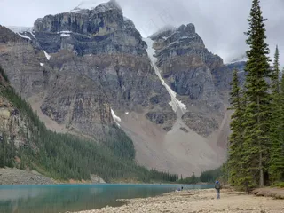 山峦倒影与翠绿湖泊的壮丽交响