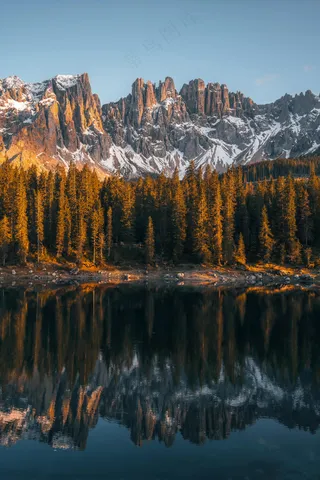 雪峰湖影静谧图·自然青翠观景画