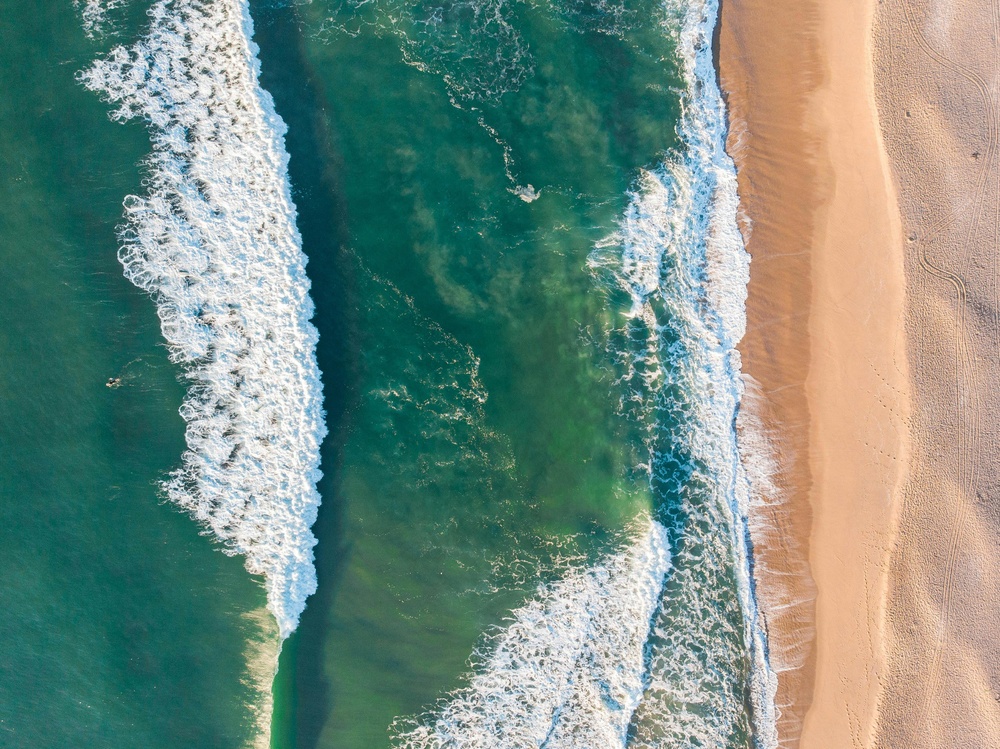 海滩上碧绿海水的温柔拥抱