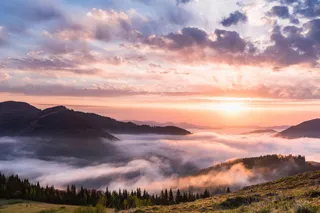 日出山谷宁静景·自然壮丽风·橙粉紫交织·旅游壁纸照