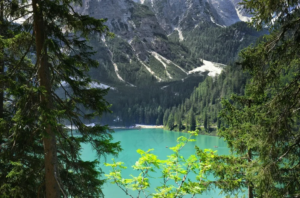 静谧山林绿湖间