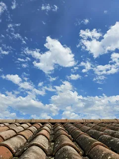 免费 屋顶瓦片与蓝天白云的艺术摄影