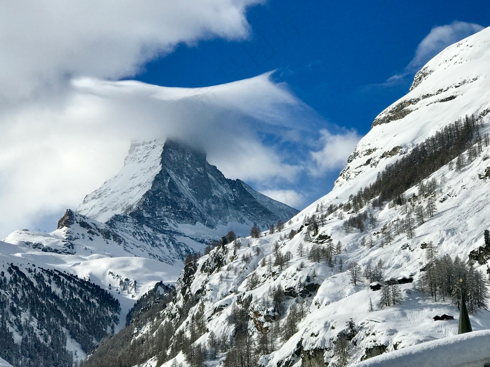 雪域蓝调：瑞士山景的静谧时刻