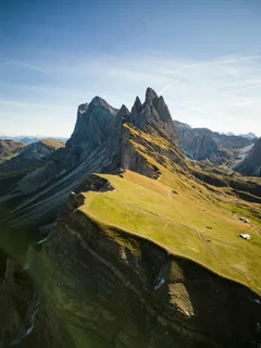 巍峨的天际线，金色的阳光洒满山巅