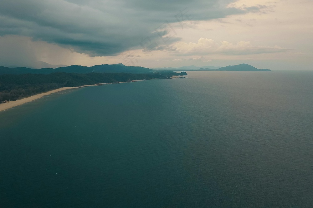 孤寂海景宁静照·清冷自然风·灰蓝深蓝交织·沉思壁纸图