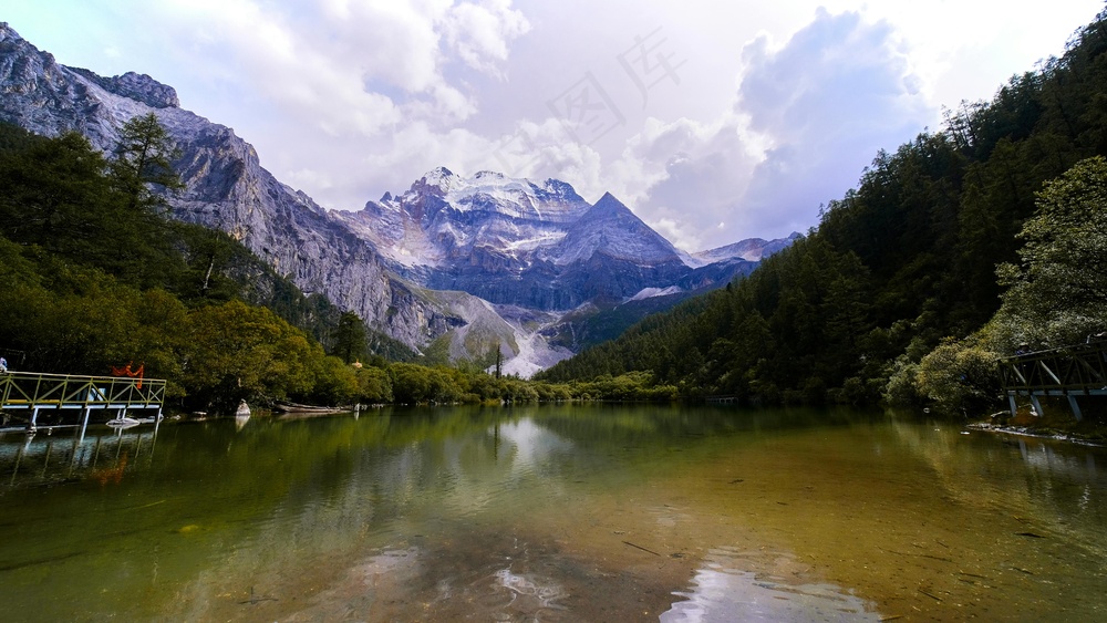 静谧山水间，蓝绿映心湖实拍