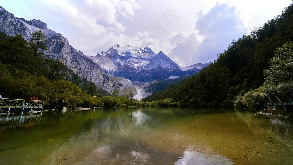 静谧山水间，蓝绿映心湖实拍