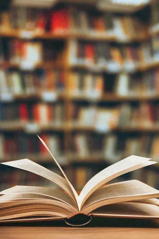 图书馆翻开的书本知识阅读教师节摄影图