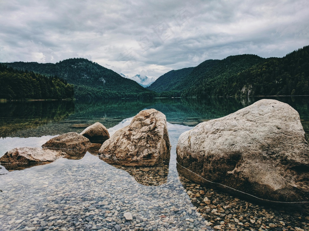湖光山色宁静画：自然灰绿摄影珍藏
