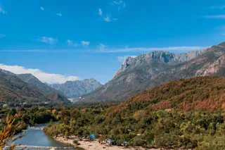 秋染山谷，蓝河映晴