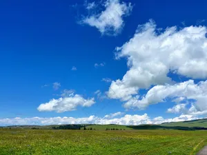喀拉峻草原蓝天风景
