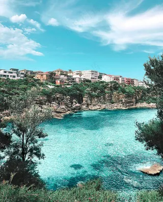 碧海蓝天间的多彩居民区