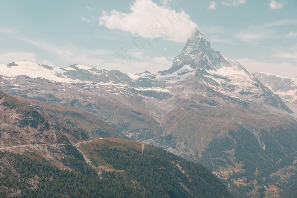云雾缭绕的山峦