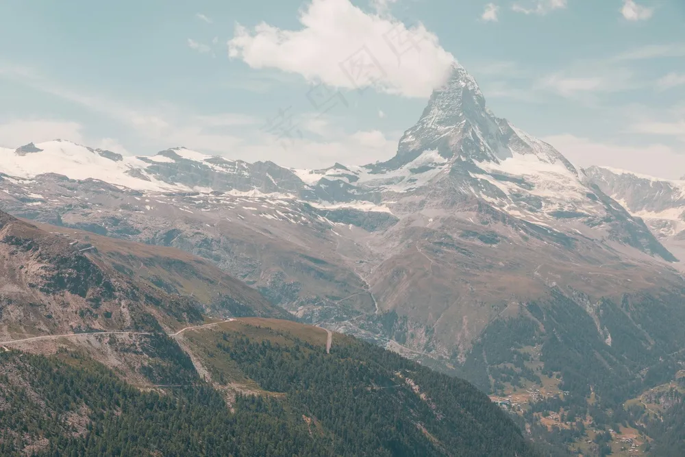 云雾缭绕的山峦