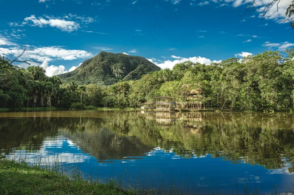 翠湖蓝天映山峦，静谧休闲好风光