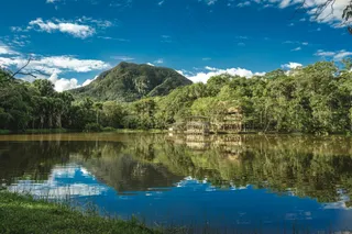 翠湖蓝天映山峦，静谧休闲好风光