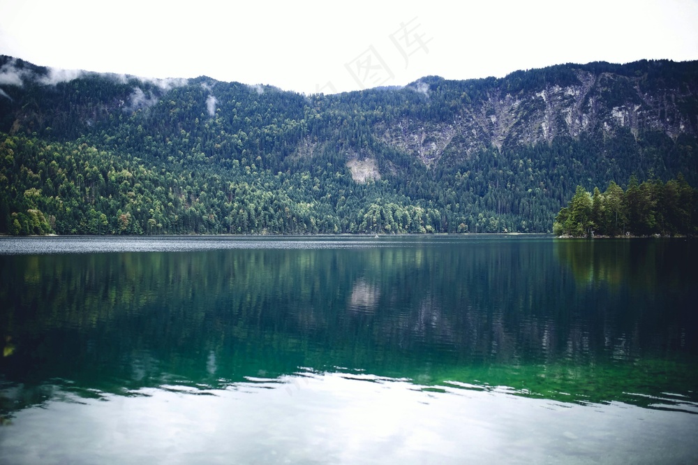 静谧山岚：森湖绿意