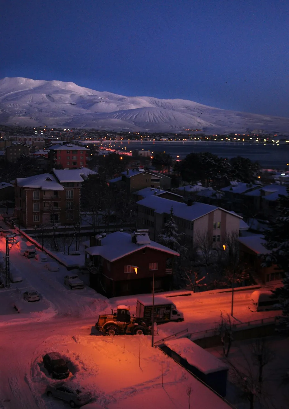 暮色中的宁静小镇