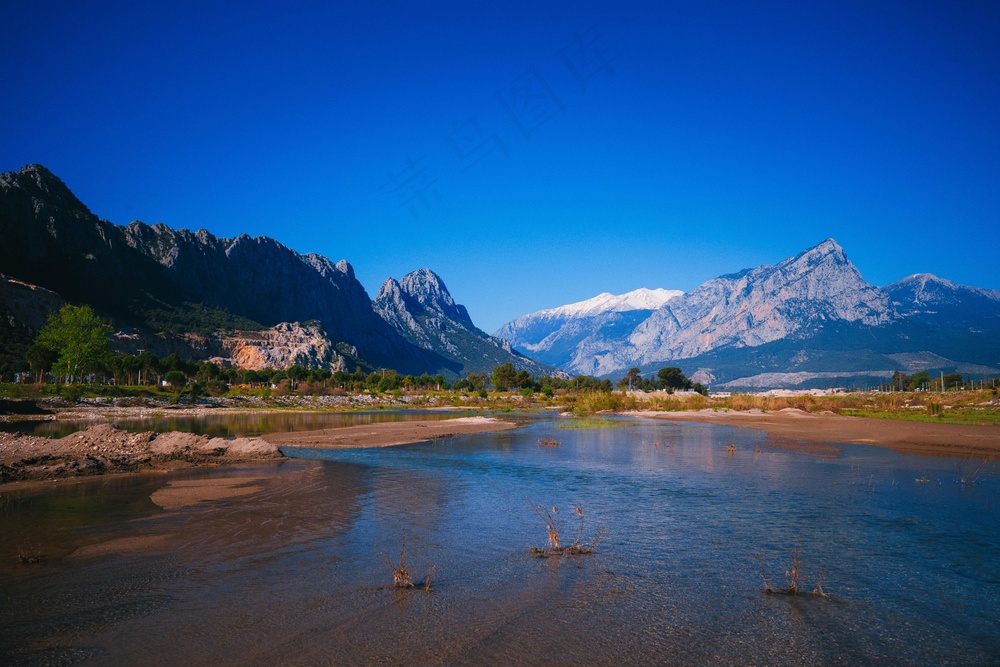 山间静谧的黄昏河流