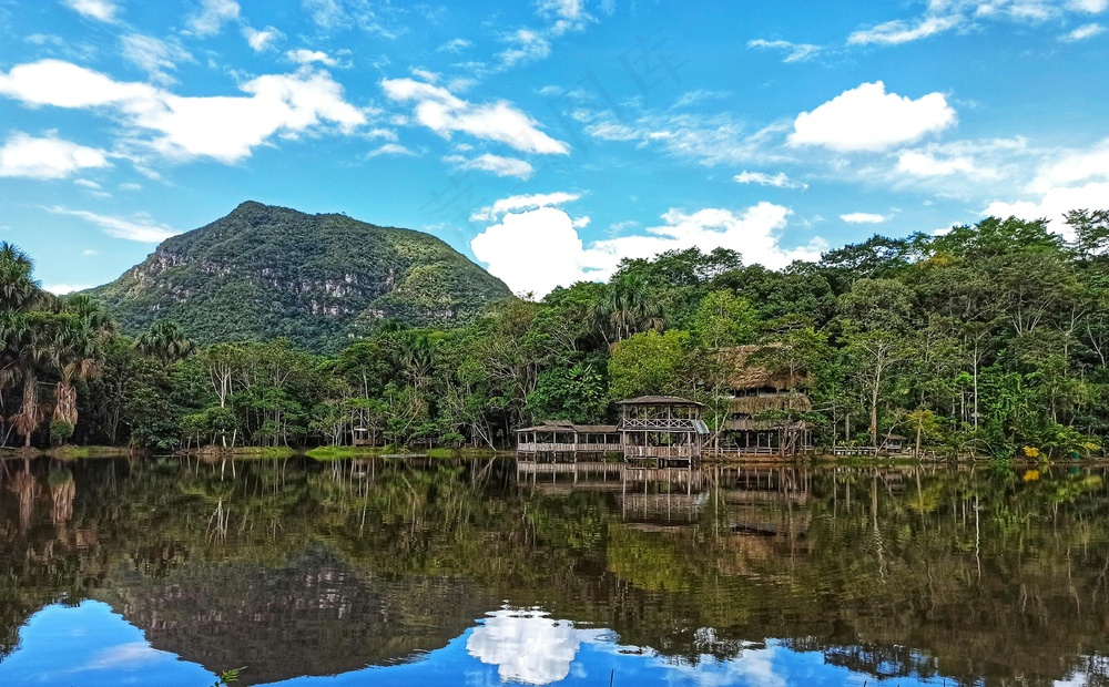 静谧的山水间，天空映照下的宁静湖泊