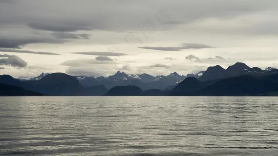 暮色中的宁静湖面 暮色中的宁静湖面