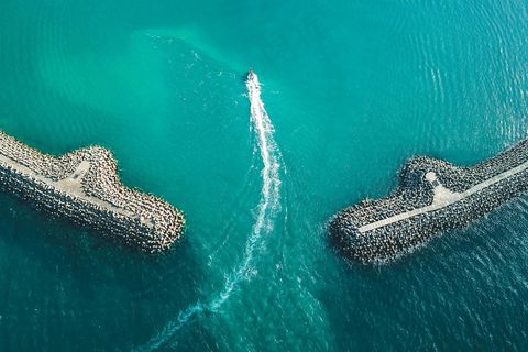碧海孤舟宁静景·清新自然风·蓝绿灰交织·旅游壁纸照