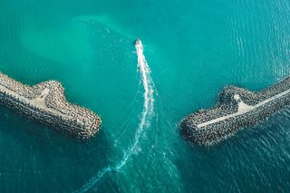 碧海孤舟宁静景·清新自然风·蓝绿灰交织·旅游壁纸照