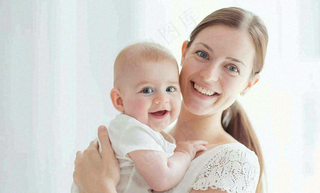 妈妈抱着孩子宠爱母亲节摄影图