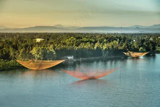 金色晨曦下的渔网与山丘