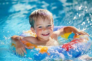 在游泳池玩水的儿童男孩游泳圈摄影图