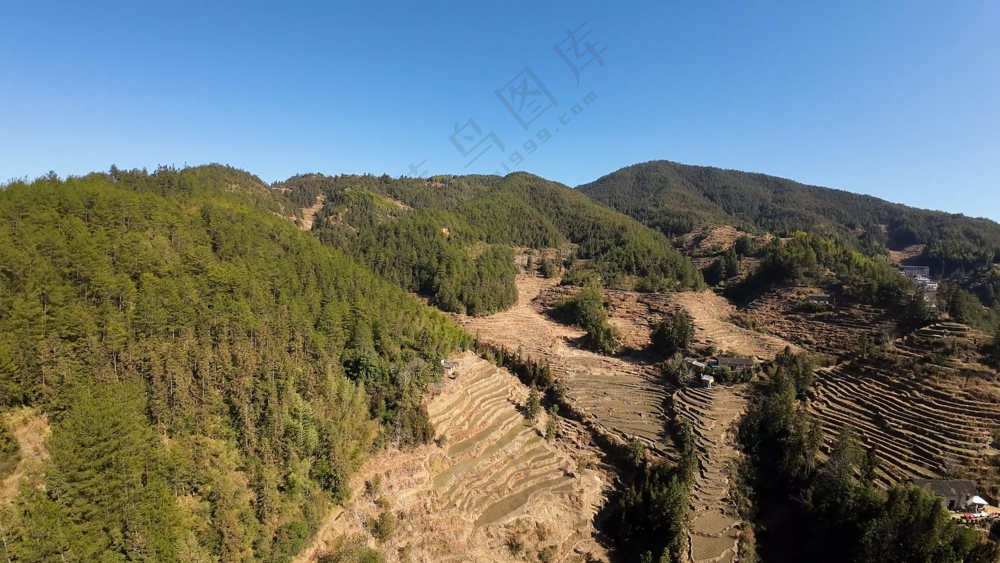 蓝天青山梯田